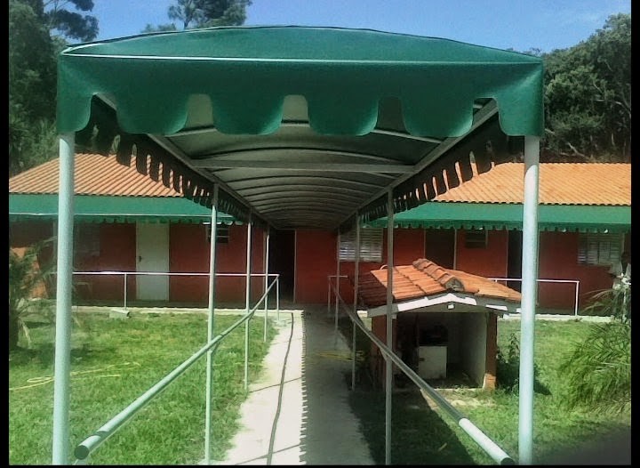 Passarela coberta em jardim