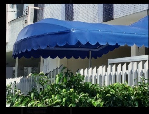 Toldo azul em área externa