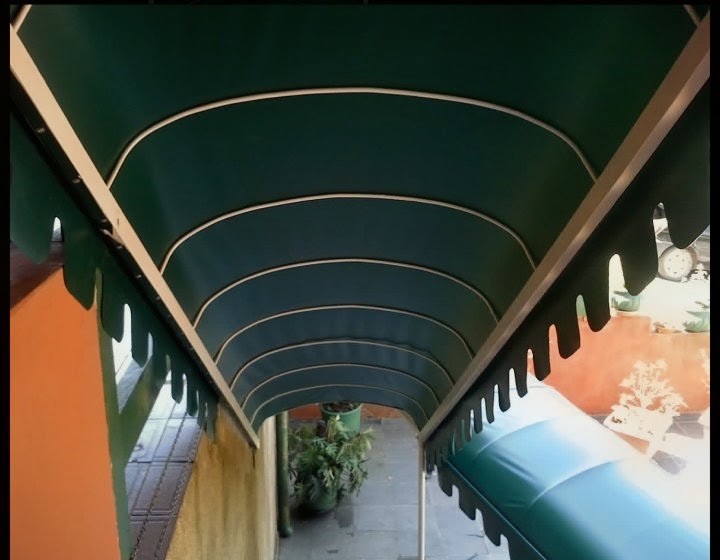 Corredor coberto em lona verde