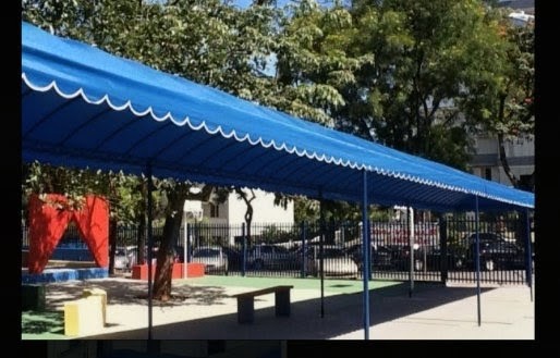 Cobertura azul em área arborizada