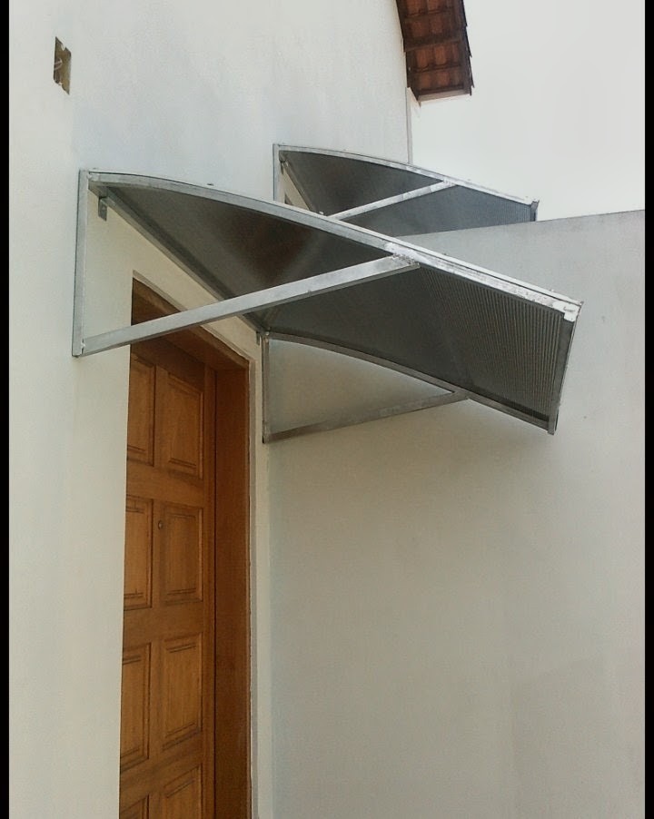 Cobertura curva sobre porta de entrada